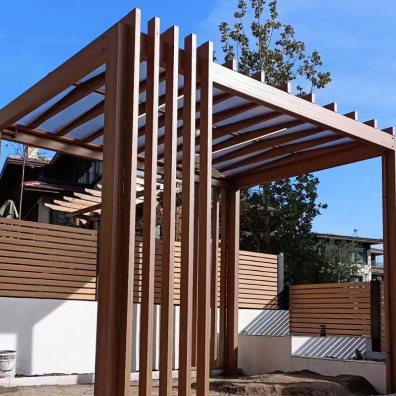 Pergola i träimitation av metall