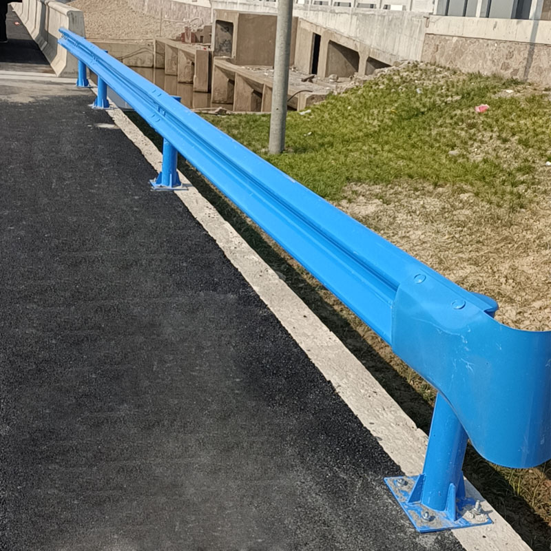 Korrugerat skyddsräcke i plastspray